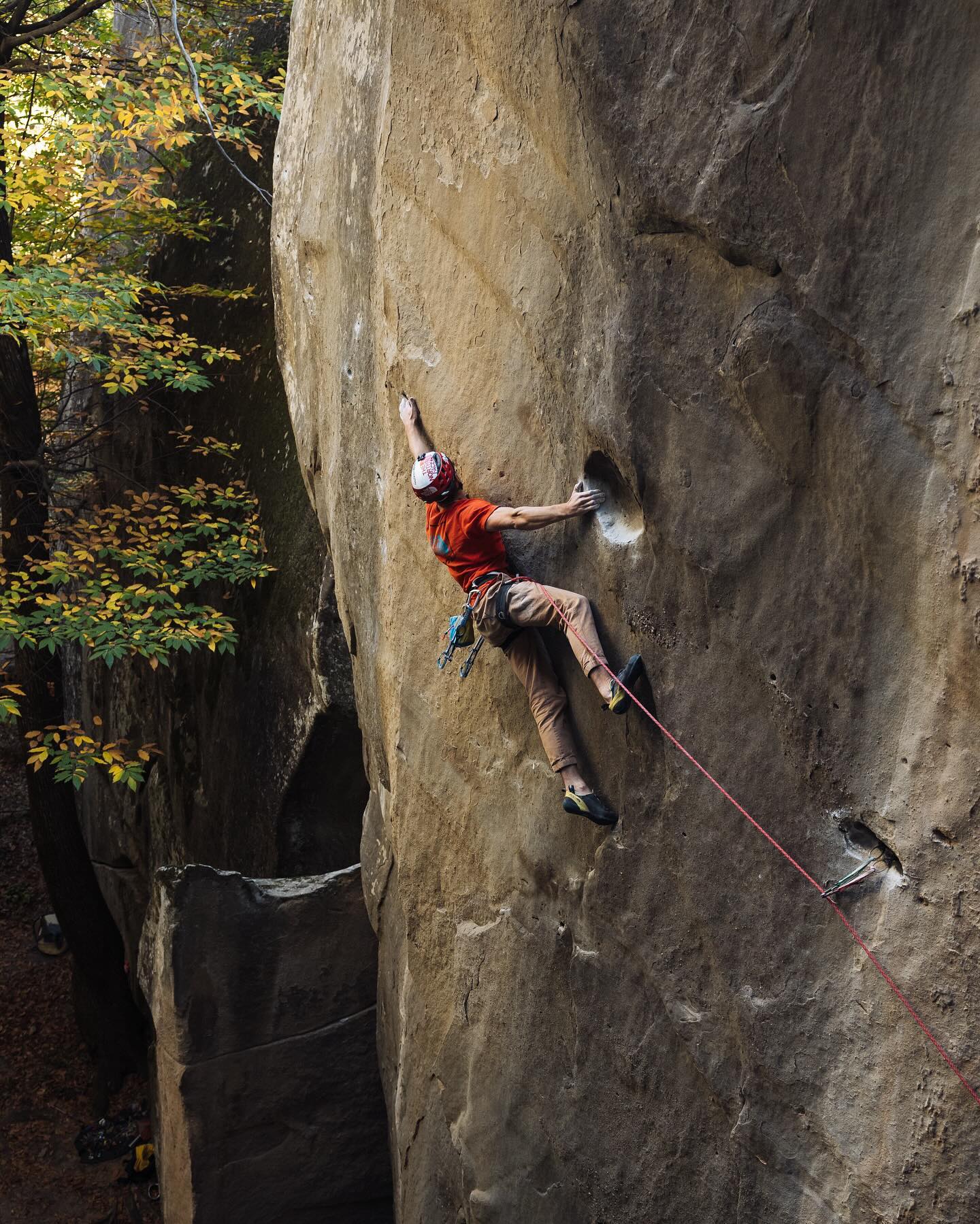 אדם במהלך טיפוס הר עם נעלי טיפוס מומלצות