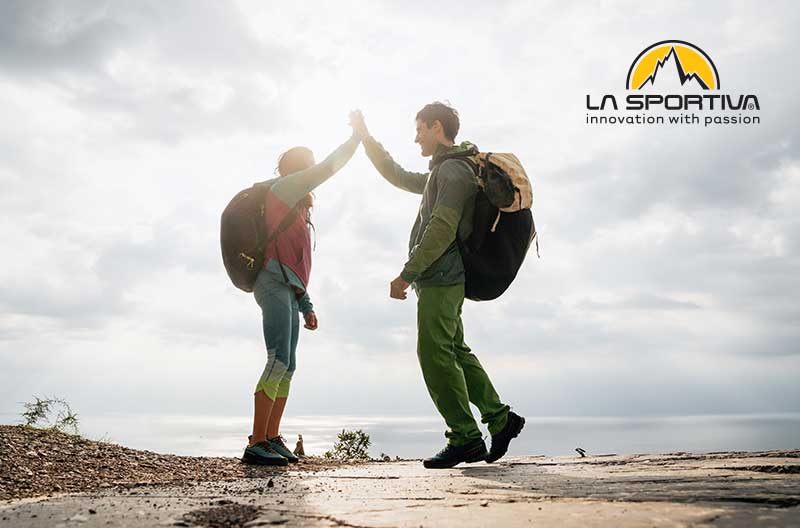 זוג מרוצה במהלך טיול לאחר שהם קראו טיפים למטיילים