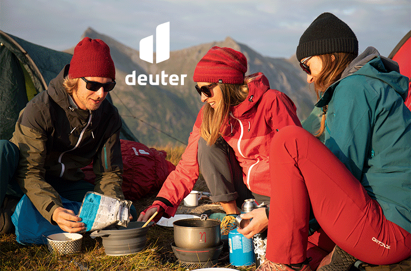 חבורת מטיילים במהלך טיול קמפינג