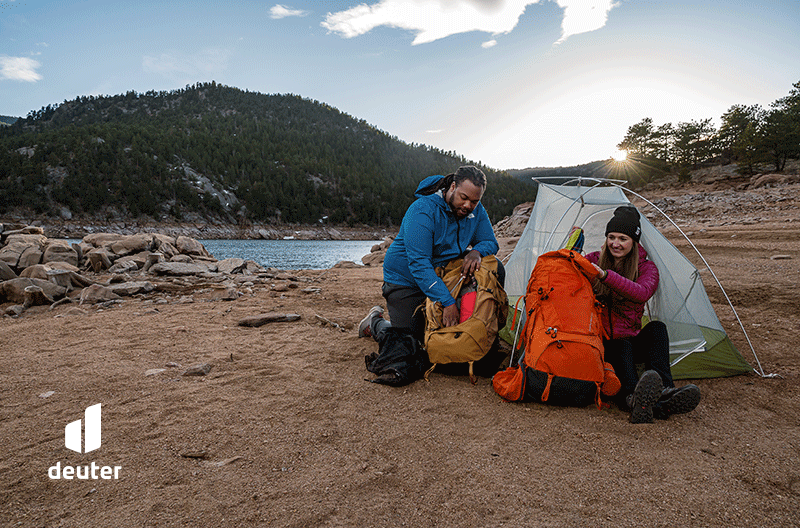 זוג מטיילים עם תיקי מוצ'ילה