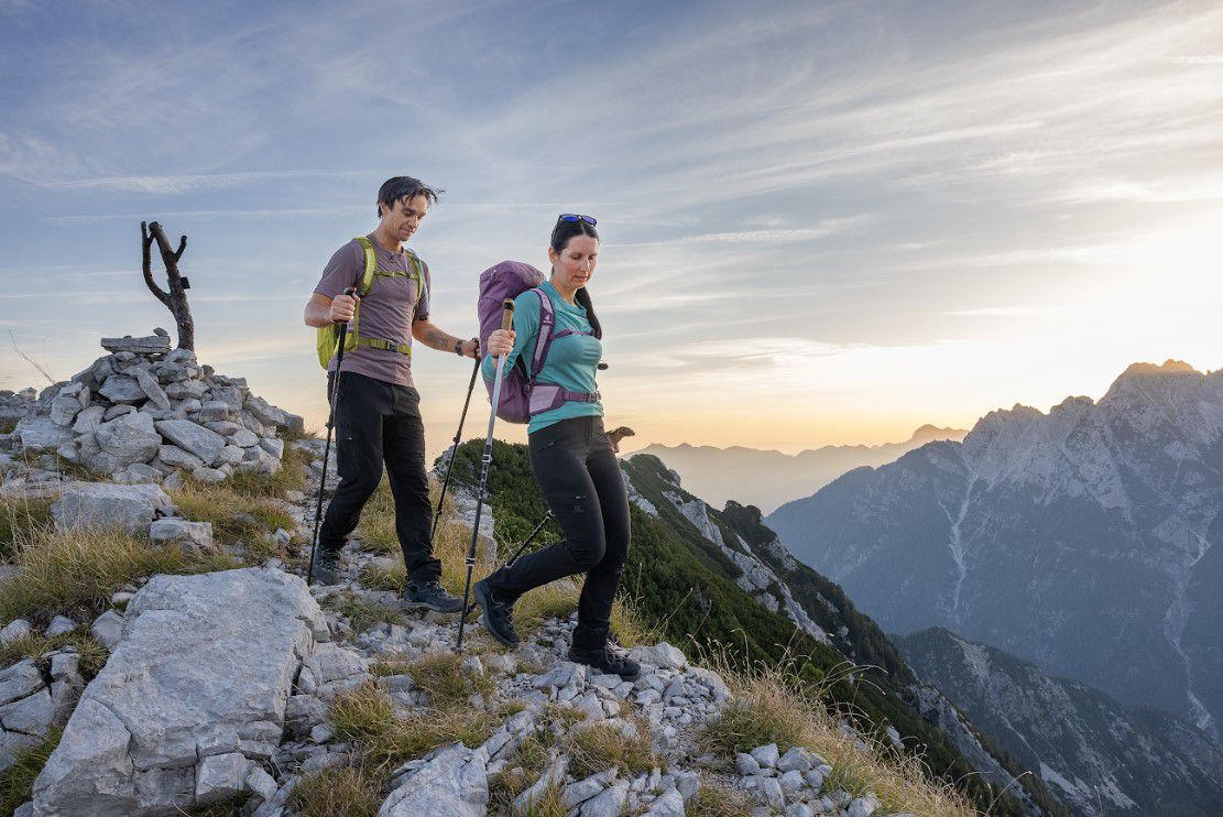 מטיילים נעזרים במקלות הליכה לטיולים בעת מסלולם