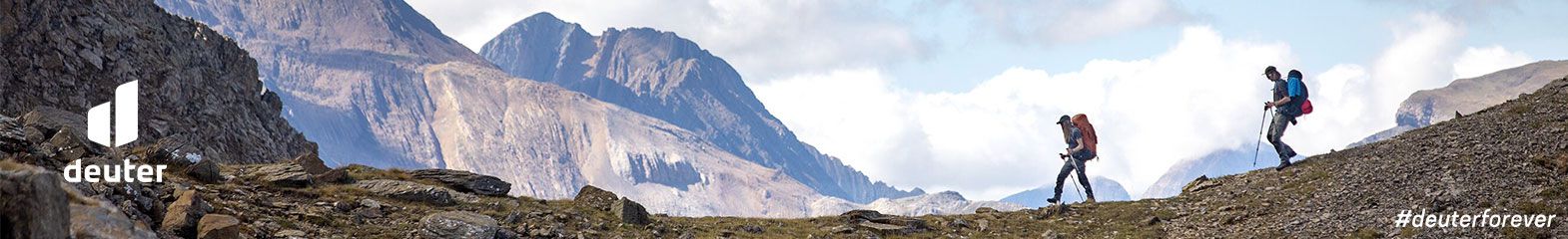 זוג מטיילים במהלך טיול עם תרמילי מסע על גבם