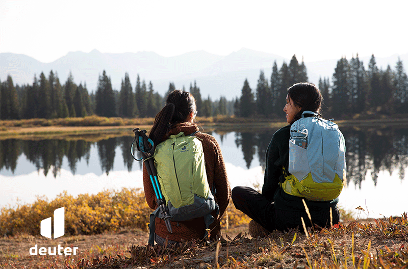 מטיילות עם תיק גב קטן לטיולים על גבן